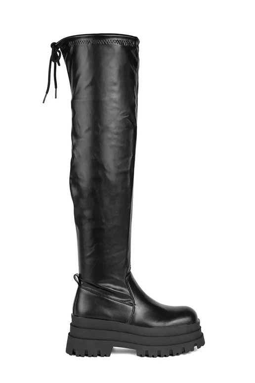 de color negro mosqueteros con una...