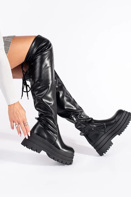 de color negro mosqueteros con una...