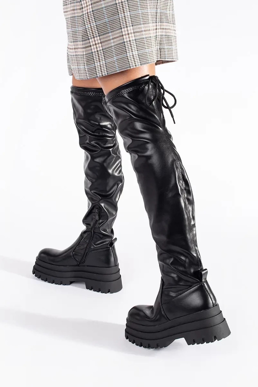 de color negro mosqueteros con una...