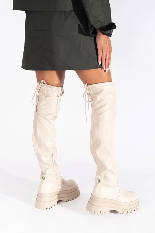 de color crema mosqueteros con una...