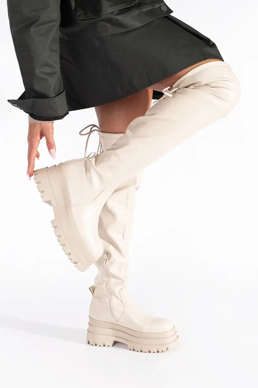 de color crema mosqueteros con una...