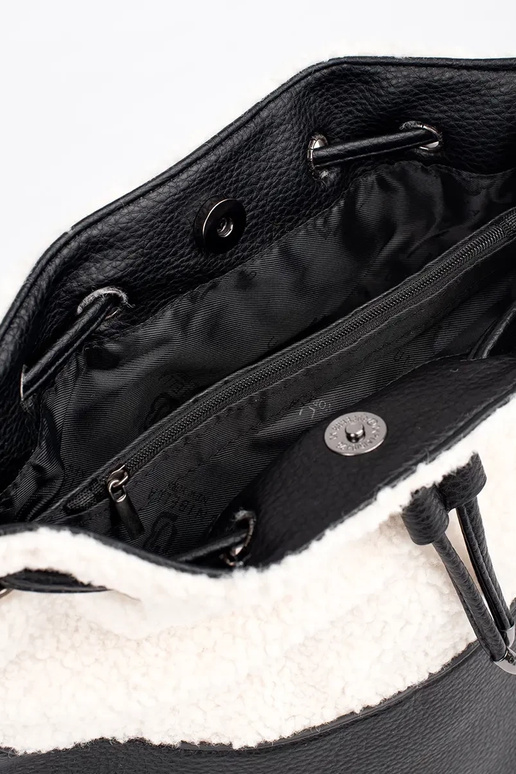 Elegante bolso negro con piel