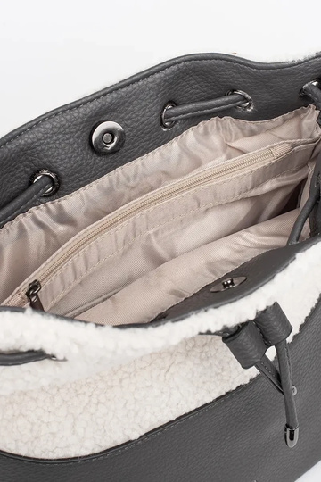 Elegante bolso gris con piel 2