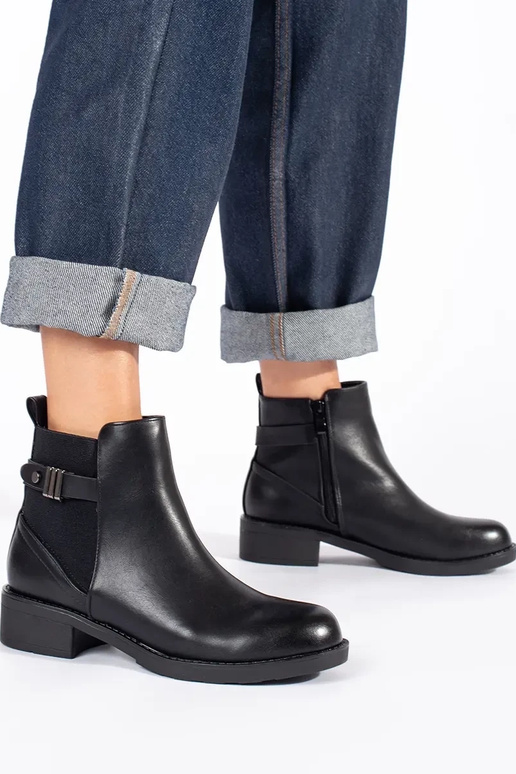 Zapatos de mujer negros con tacón bajo.