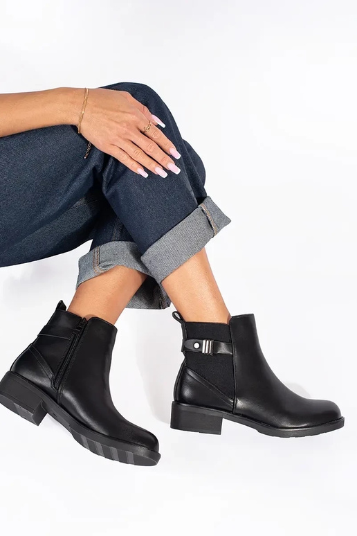 Zapatos de mujer negros con tacón bajo.