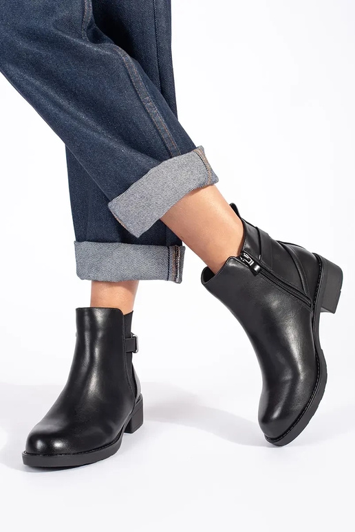 Zapatos de mujer negros con tacón bajo.