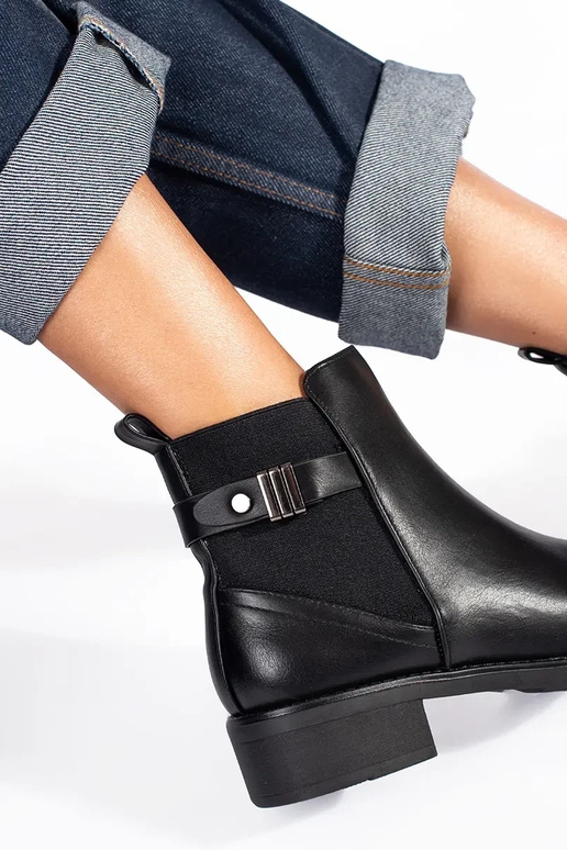 Zapatos de mujer negros con tacón bajo.