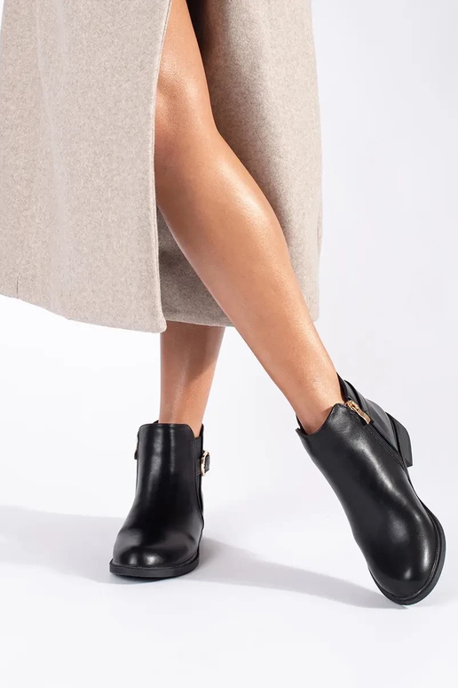 Zapatos negros de mujer con elementos... Zapatos negros de mujer con elementos...