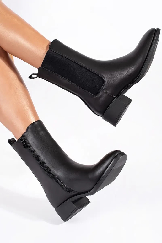 Zapatos de mujer negros en un poste... Zapatos de mujer negros en un poste...