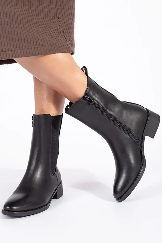 Zapatos de mujer negros en un poste... Zapatos de mujer negros en un poste...