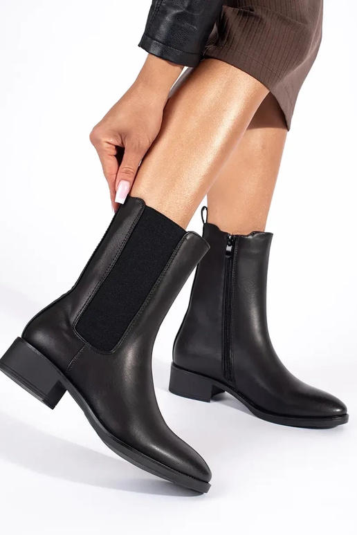 Zapatos de mujer negros en un poste... Zapatos de mujer negros en un poste...