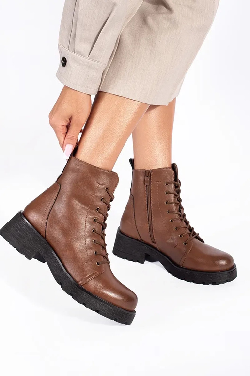 Zapatos marrones con suela gruesa de... Zapatos marrones con suela gruesa de...