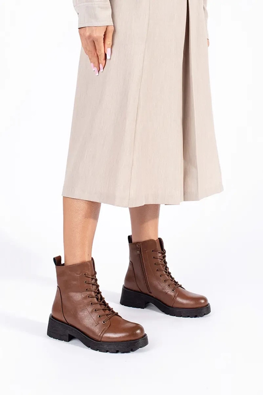 Zapatos marrones con suela gruesa de... Zapatos marrones con suela gruesa de...