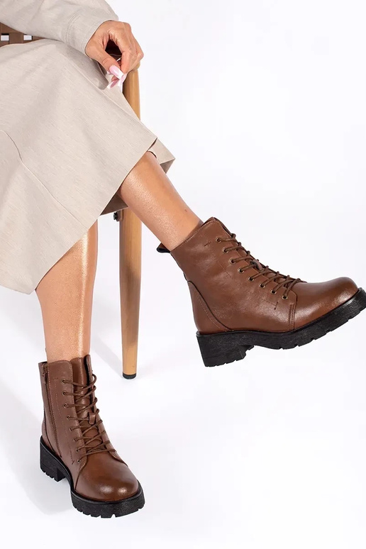 Zapatos marrones con suela gruesa de... Zapatos marrones con suela gruesa de...