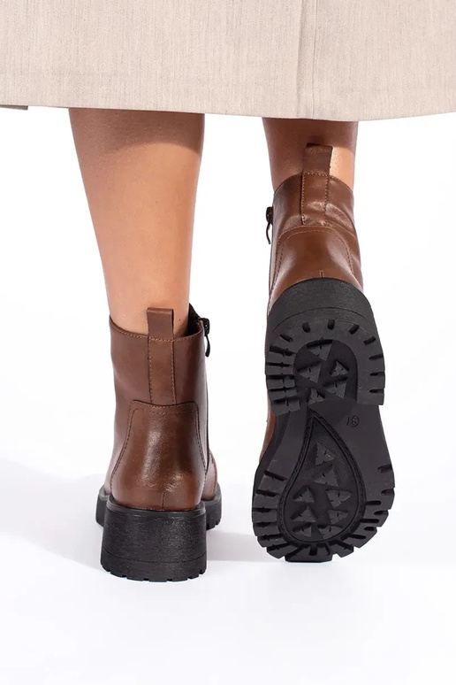 Zapatos marrones con suela gruesa de... Zapatos marrones con suela gruesa de...