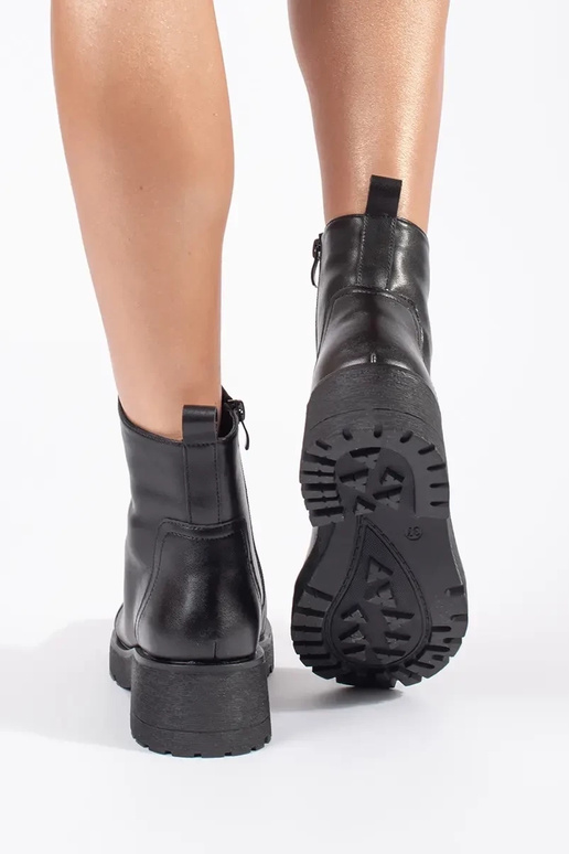 Botas de cuero negro con suela gruesa... Botas de cuero negro con suela gruesa...