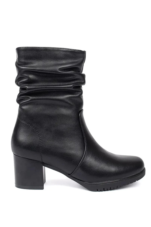 Zapatos de mujer de piel negra con... Zapatos de mujer de piel negra con...