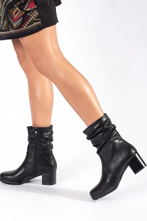 Zapatos de mujer de piel negra con... Zapatos de mujer de piel negra con...