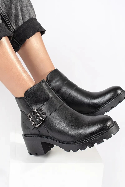 Zapatos de mujer de piel negra con... Zapatos de mujer de piel negra con...