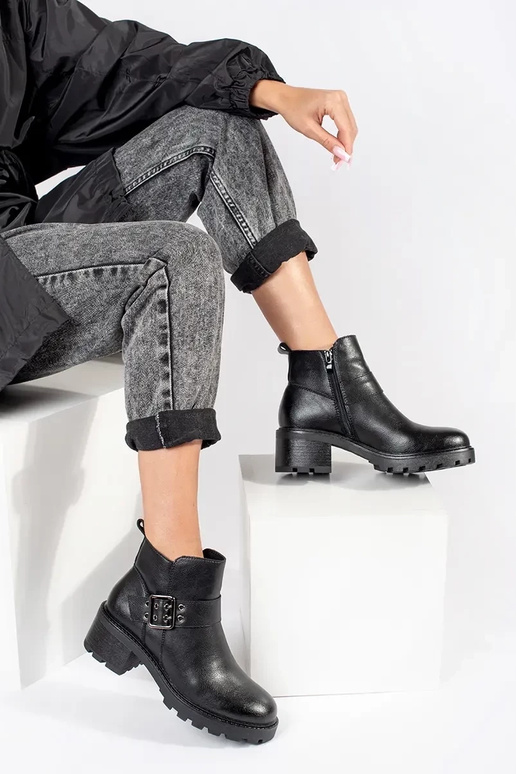 Zapatos de mujer de piel negra con... Zapatos de mujer de piel negra con...