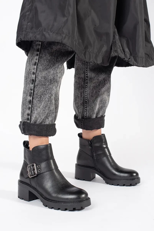 Zapatos de mujer de piel negra con... Zapatos de mujer de piel negra con...