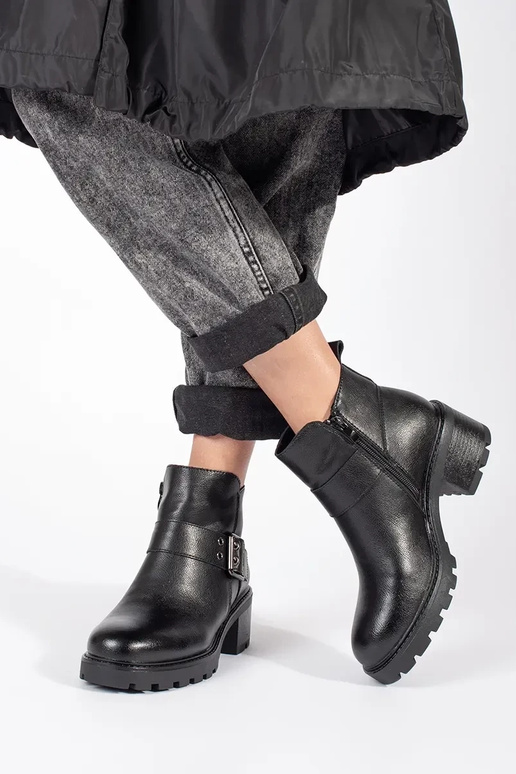 Zapatos de mujer de piel negra con... Zapatos de mujer de piel negra con...