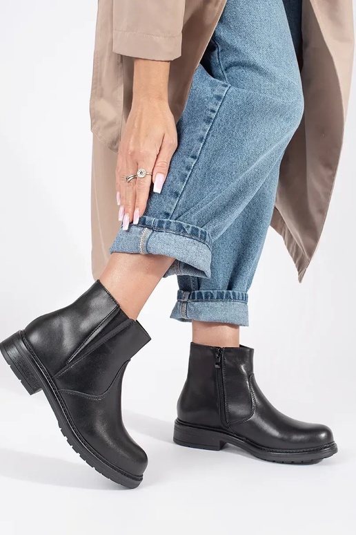 Zapatos de suela plana de cuero negro... Zapatos de suela plana de cuero negro...