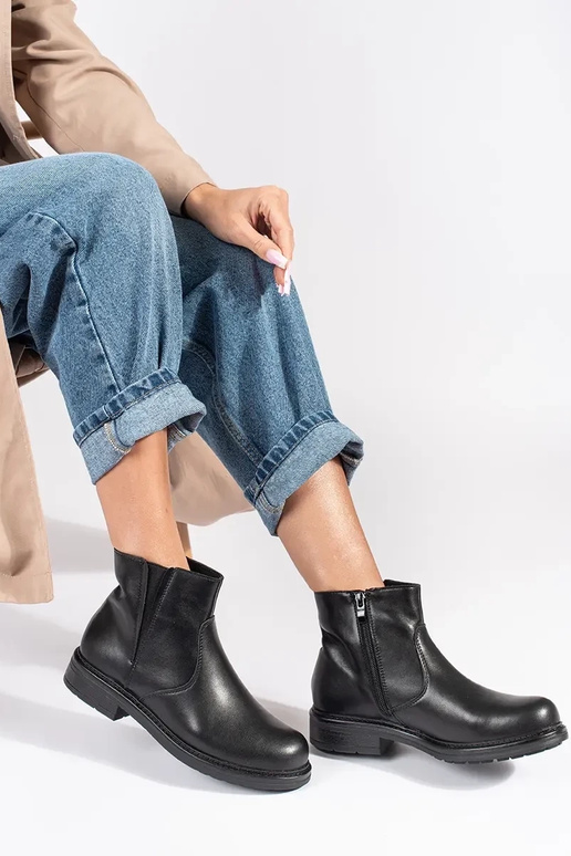 Zapatos de suela plana de cuero negro... Zapatos de suela plana de cuero negro...