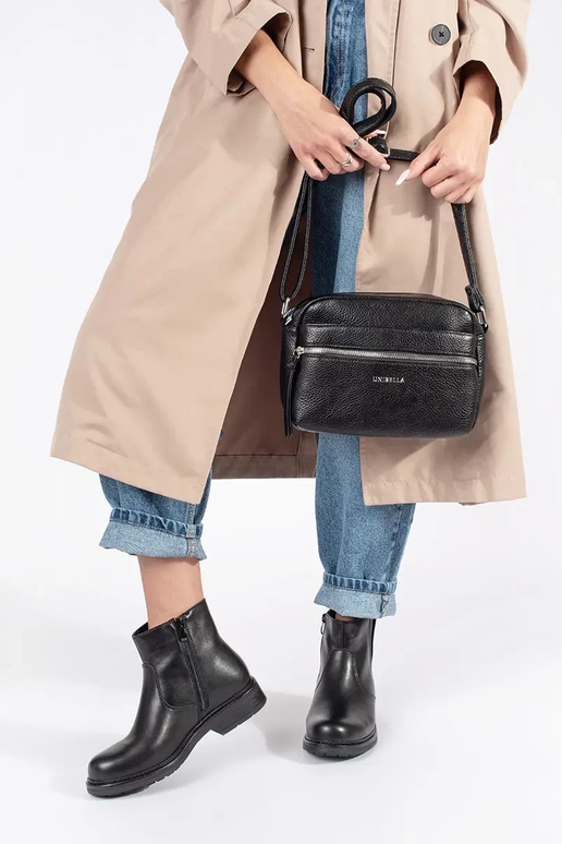 Zapatos de suela plana de cuero negro... Zapatos de suela plana de cuero negro...