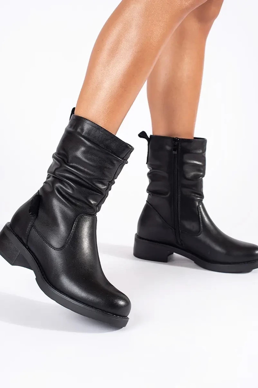 Botas de tacón bajo de mujer en piel... Botas de tacón bajo de mujer en piel...