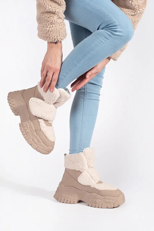 beige Botas de nieve con una...