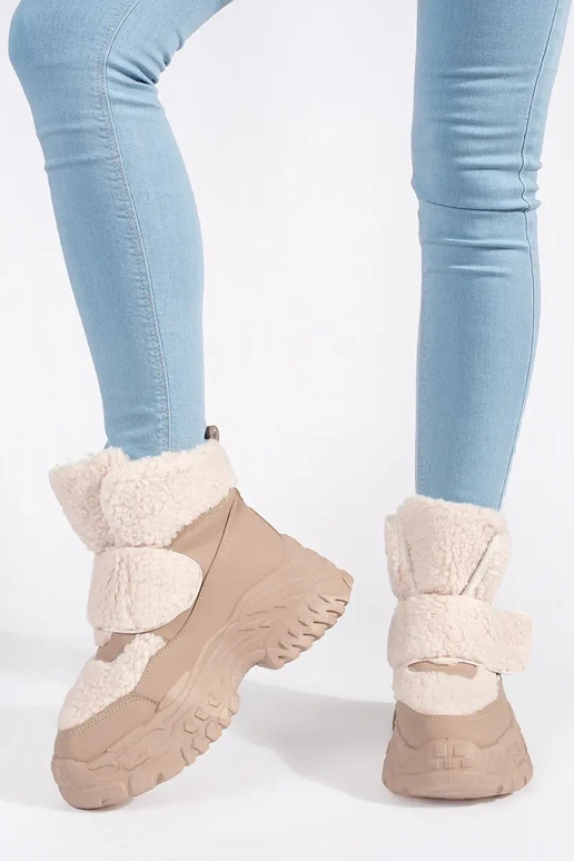 beige Botas de nieve con una...