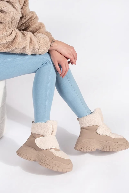 beige Botas de nieve con una...