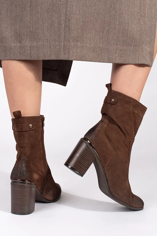 Botas de tacón de cuero marrón para... Botas de tacón de cuero marrón para...