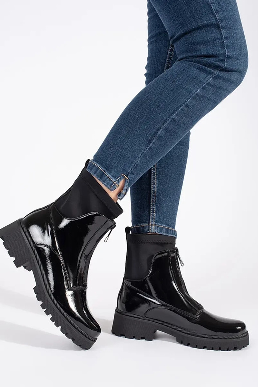 con efecto barniz de color negro...