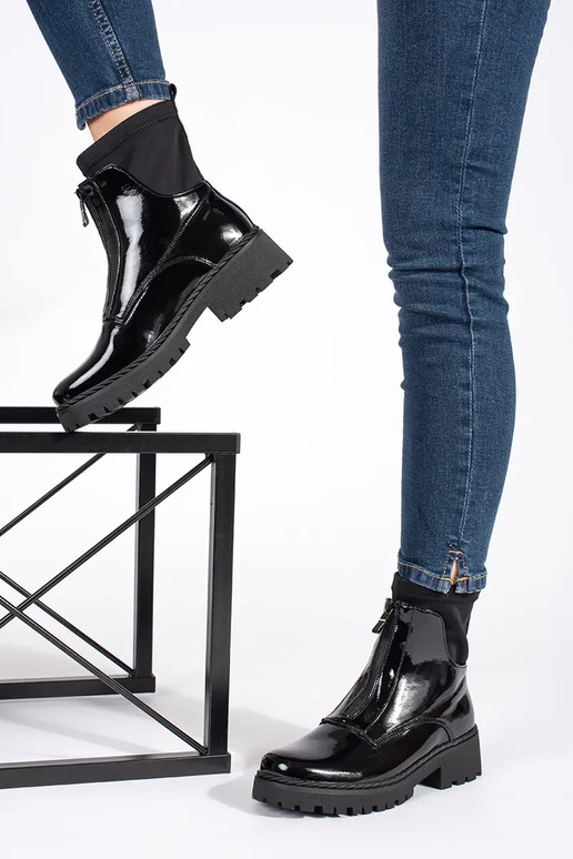 con efecto barniz de color negro...