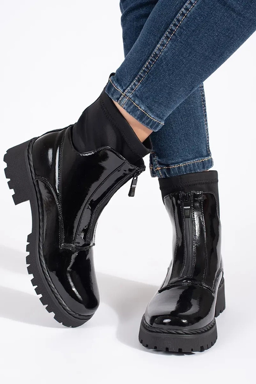 con efecto barniz de color negro...