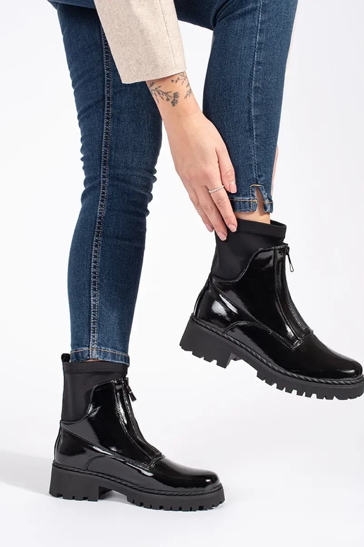 con efecto barniz de color negro...