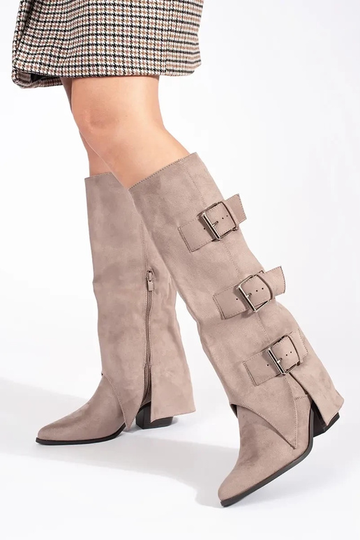 beige de gamuza botas en el talon con... beige de gamuza botas en el talon con...