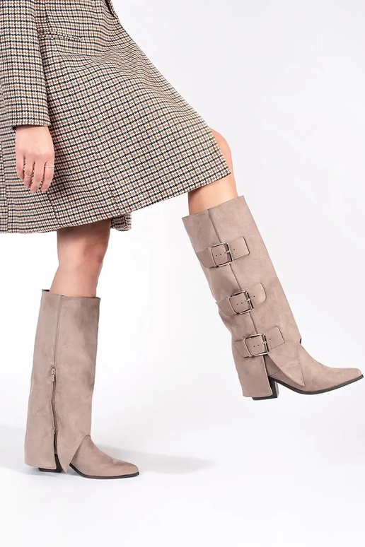 beige de gamuza botas en el talon con... beige de gamuza botas en el talon con...