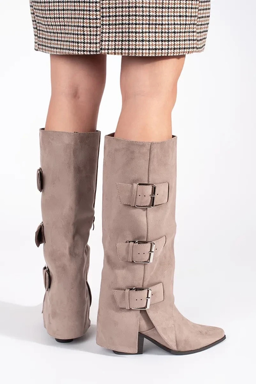 beige de gamuza botas en el talon con... beige de gamuza botas en el talon con...