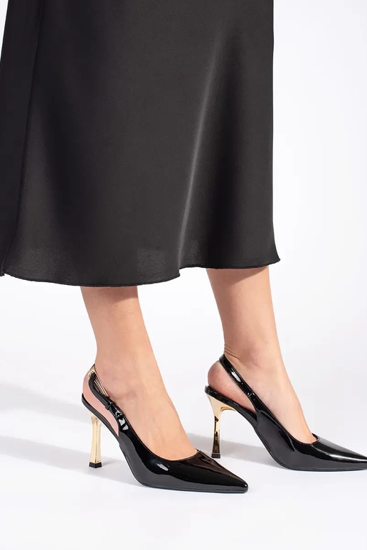 con efecto barniz de color negro...