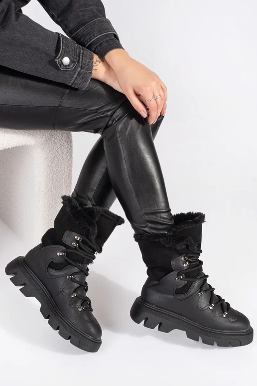 de color negro atado para arriba...