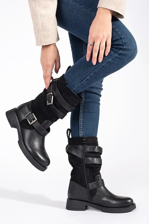 de color negro Zapatos de mujer en un... de color negro Zapatos de mujer en un...