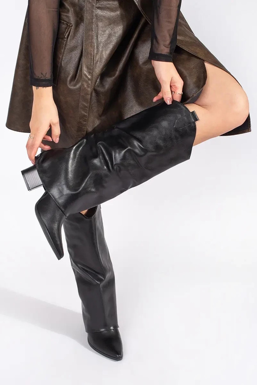 de color negro botas A stylu koAbojek...