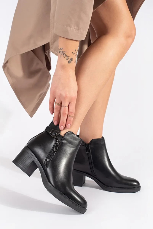 de color negro Zapatos de mujer en el... de color negro Zapatos de mujer en el...