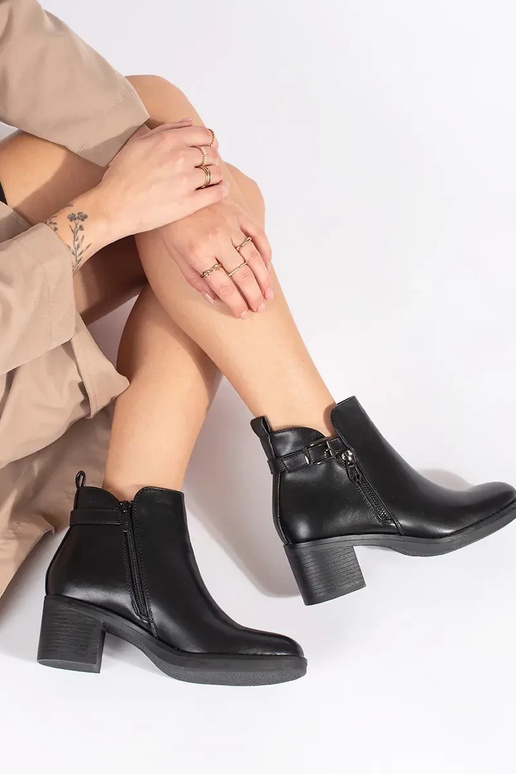 de color negro Zapatos de mujer en el... de color negro Zapatos de mujer en el...