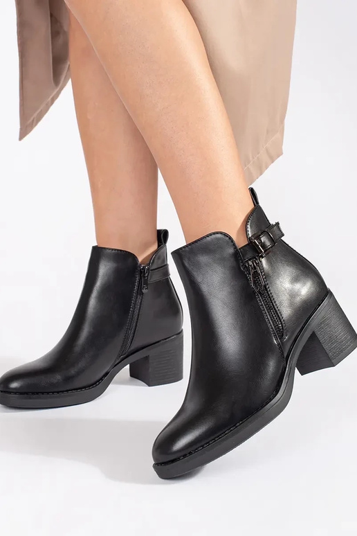 de color negro Zapatos de mujer en el... de color negro Zapatos de mujer en el...