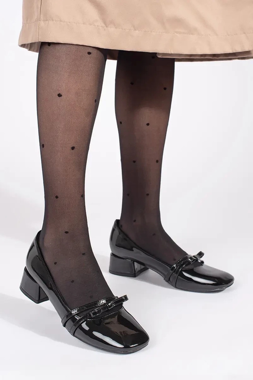 de color negro lacado tacones altos...