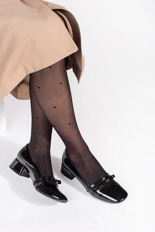 de color negro lacado tacones altos...